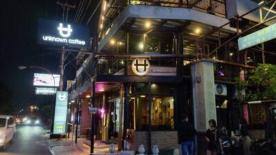 Unknown Coffee merupakan tempat nongki dengan suasana yang nyaman dan asik.
