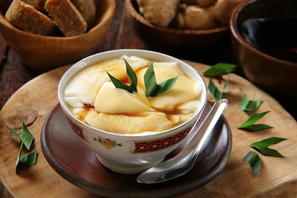 Tahok merupakan kuliner yang dibuat dengan kedelai yang diolah dan dikasi kuah jahe yang menyegarkan.