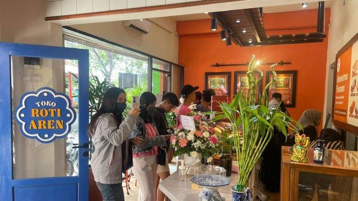 Toko Roti Aren merupakan destinasi wisata kuliner yang sangat popular dan enak di Surakarta.