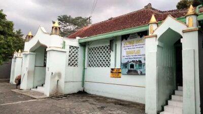 Masjid Laweyan adalah bangunan bersejarah yang didirikan sejak abad ke-16.