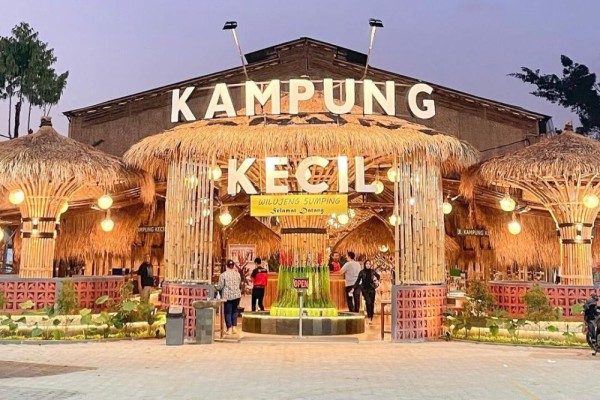 Kampung Kecil Solo merupakan tempat yang mengusung konsep tradisional dengan berbagai hidangan nusantara.