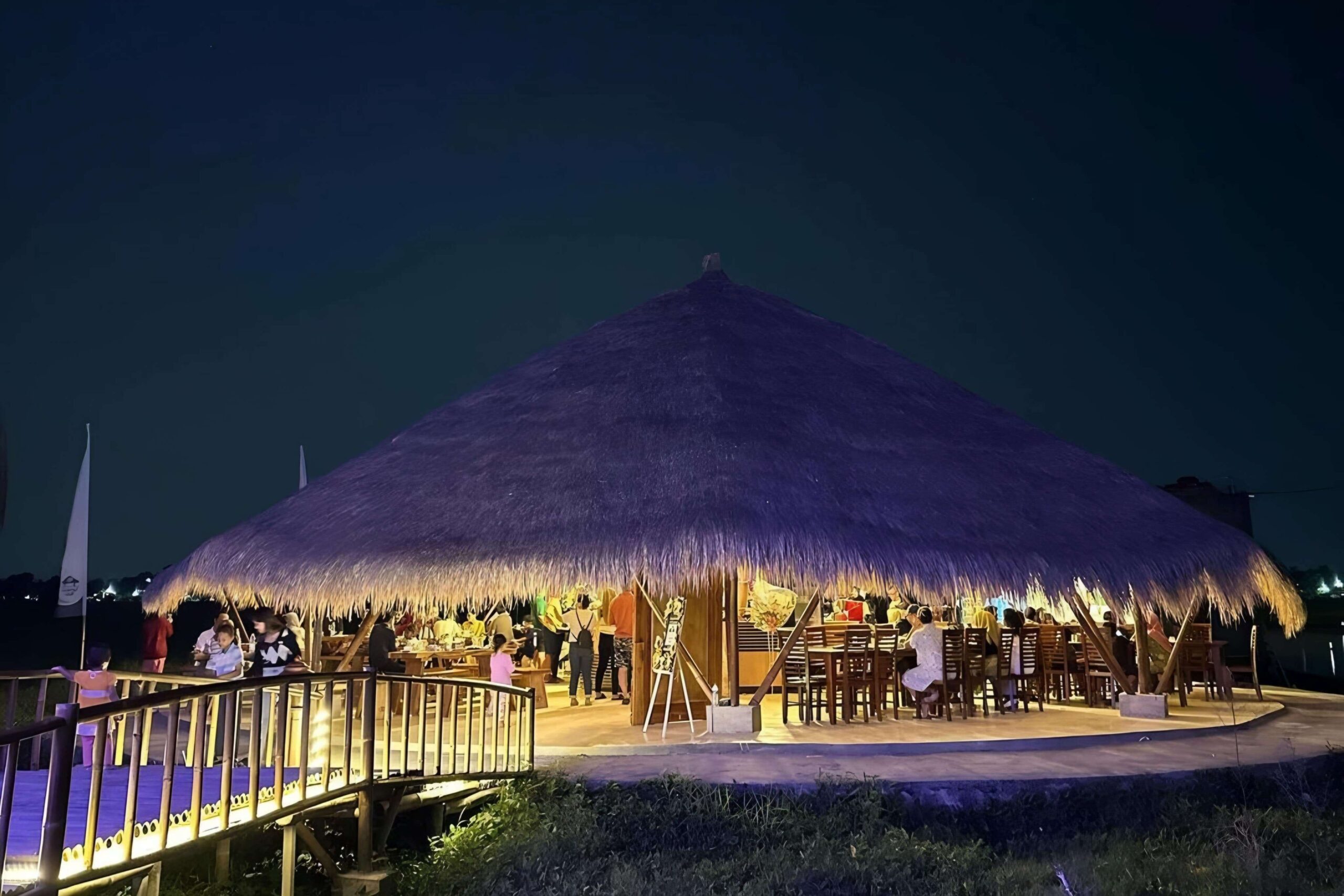 Sarapan Kopi Resto merupakan tempat makan yang nyaman dan asri di Solo.