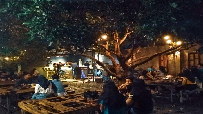 Kedai Tenda Daun merupakan tempat makan unik dengan rasa khas yang ada di Surakarta.