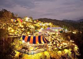 Obelix Hills jadi tempat untuk menikmati sunset dari ketinggian.