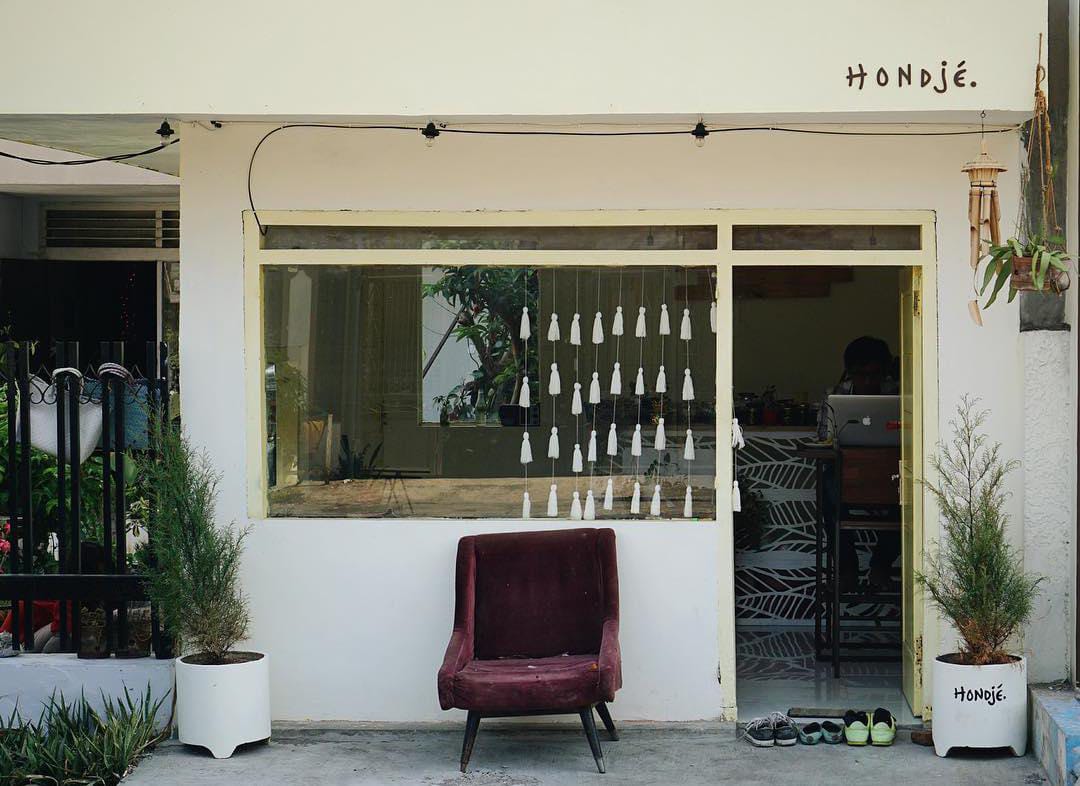 Hondje TeaHouse ini menawarkan pengalaman minum teh dan menikmati makanan ringan dalam suasana yang khas.