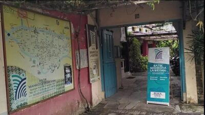 Batik Mahkota Laweyan adalah produsen batik terkenal di kawasan Laweyan yang dikenal sebagai industri batik.