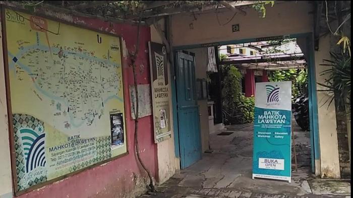Batik Mahkota Laweyan adalah produsen batik terkenal di kawasan Laweyan yang dikenal sebagai industri batik.