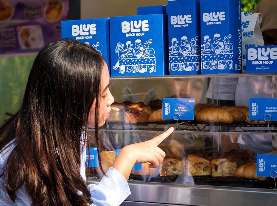 Blue Bake Houf Cafe menyuguhkan dekorasi yang menarik dan sentuhan warna biru yang elegan di Solo.