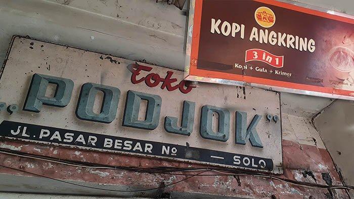 Toko Kopi Podjok adalah tempat ideal bagi penggemar kopi yang mencari suasana ngopi santai.