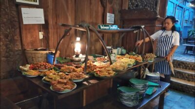 Wedangan Pendhopo, Tempat Makan Hits di Solo dengan Konsep Jawa Tradisional