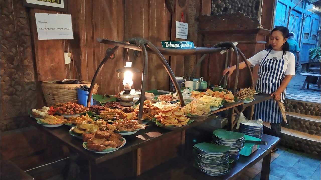 Wedangan Pendhopo menjadi destinasi wisata yang wajib kamu kunjungi di Solo.