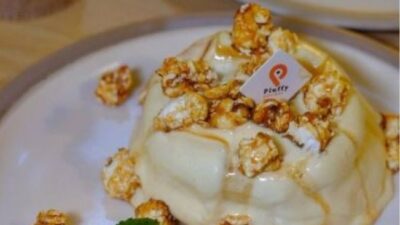 Pluffy Pancake merupakan kafe yang menyajikan pancake lembut serta suasana yang instagrammable.