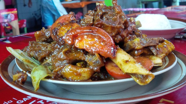 Thengkleng Rica Pak Manto menjadi kuliner legendaris yang terkenal di solo dengan cara masak yang berbeda.