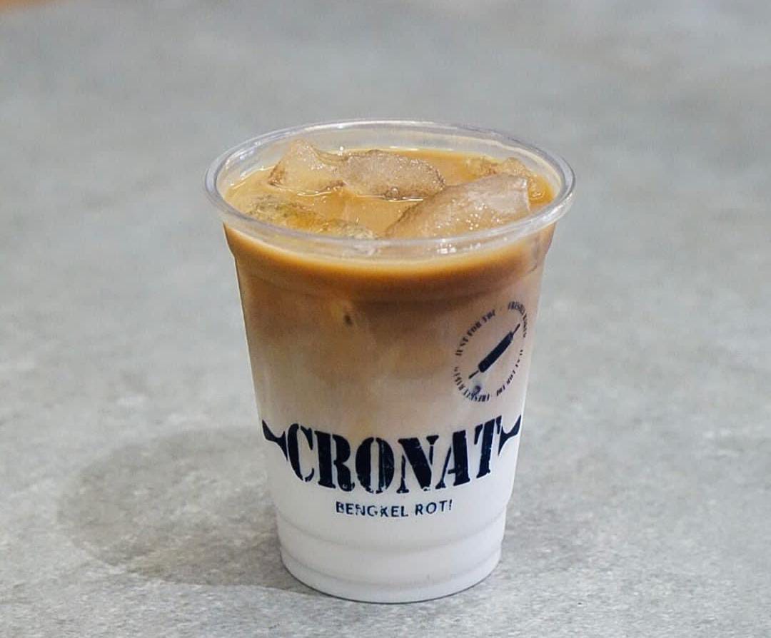 Cronat Bengkel Roti adalah cafe yang memiliki konsep kreatif dan suasana yang nyaman di Solo.