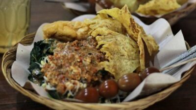 Pecel Mbok Dirah kuliner khas jawa dengan paduan bumbu kacang dan lauk pauk tradisional.