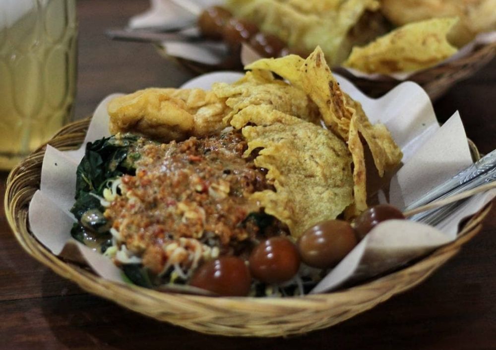 Pecel Mbok Dirah kuliner khas jawa dengan paduan bumbu kacang dan lauk pauk tradisional.