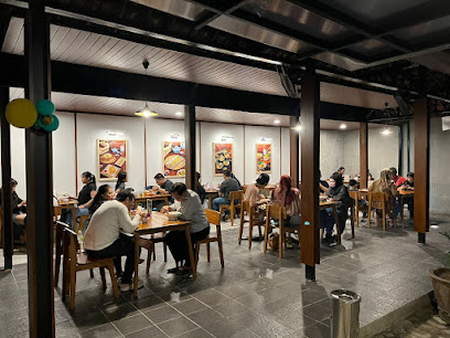 Tjemara Noodle Bar merupakan kuliner favorit bagi warga lokal dan wisatawan yang gemar menikmati olahan mi.