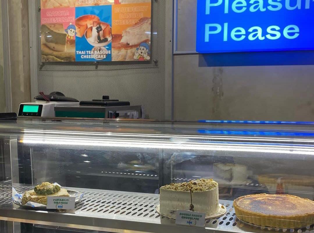 Pleasure Please merupakan tempat nongkrong kaum muda dan pecinta kuliner di Solo.