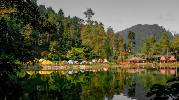 Telaga Madirda merupakan destinasi wisata alam yang terletak di lereng gunung lawu.