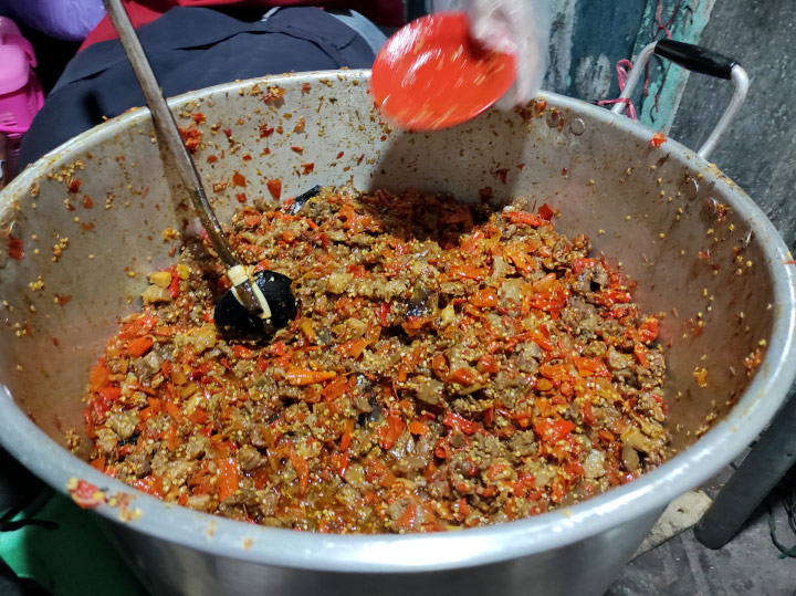 Oseng Mercon Manahan menjadi kuliner yang wajib di coba bagi anda pecinda makanan pedas.