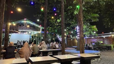 Kampung Apache merupakan destinasi wisata khas yang hits di Solo dengan konsep yang unik.