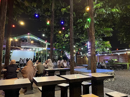 Kampung Apache merupakan destinasi wisata khas yang hits di Solo dengan konsep yang unik.