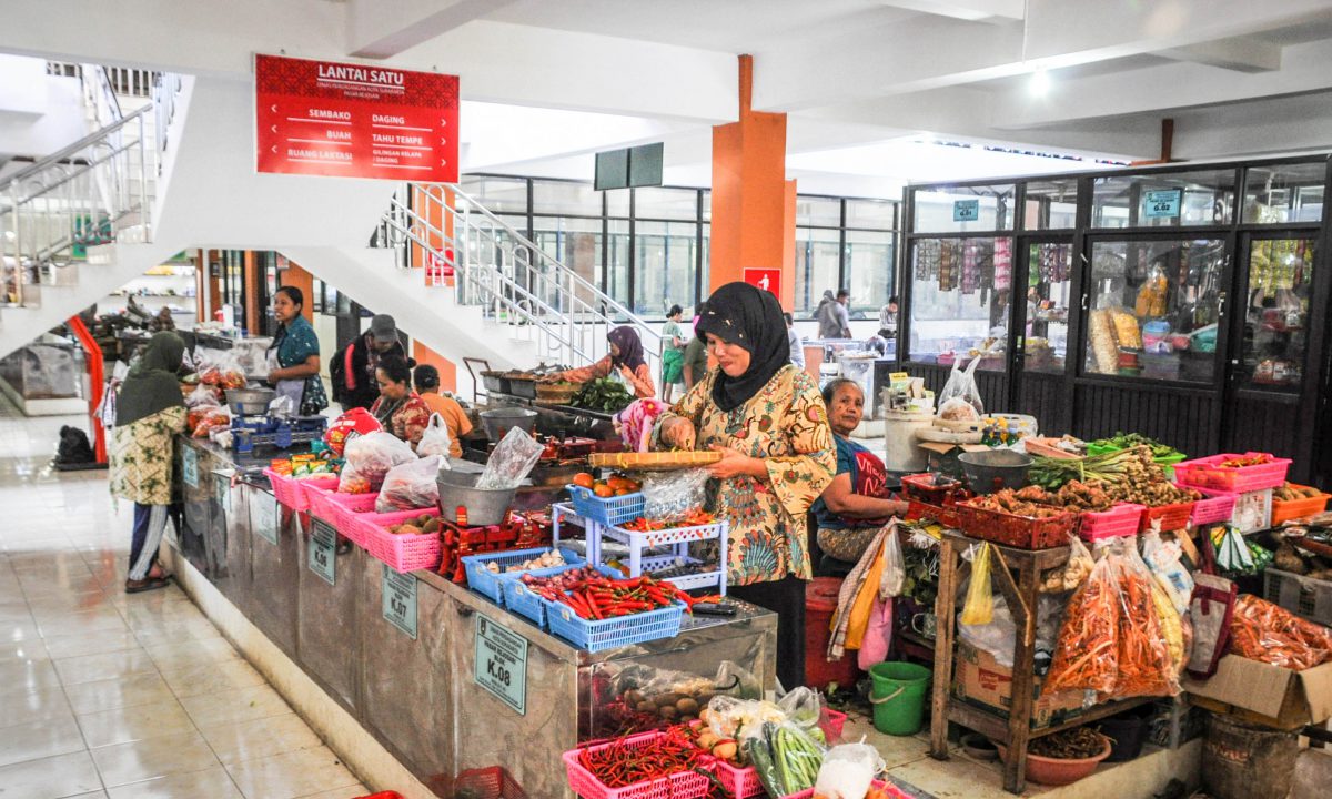 Pasar Tanggul merupakan pasar tradisional berkonsep modern yang ada di Solo.