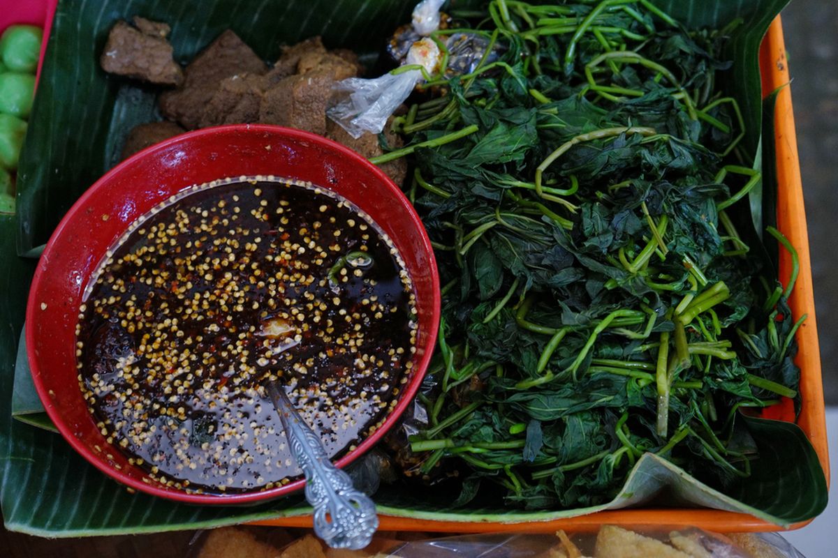 Brambang Asem merupakan kuliner yang memiliki kombinasi rasa pedas, asam, manis serta gurih.