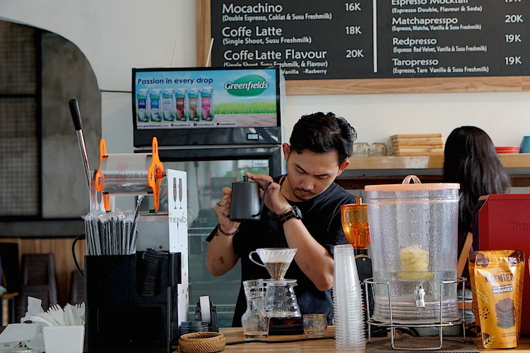 Kopi Lawe merupakan kafe popular dengan konsep semi outdoor dengan suasana yang nyaman.