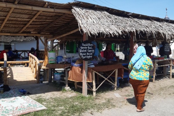 Loka Batari menjadi tempat kuliner dengan suasana asri pedasaan di kawasan yang strategis.
