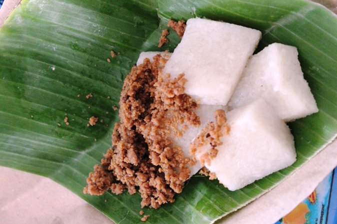 Jadah Blondo merupakan kombinasi dari ketan dan blondo yang memiliki rasa gurih dan manis yang khas.