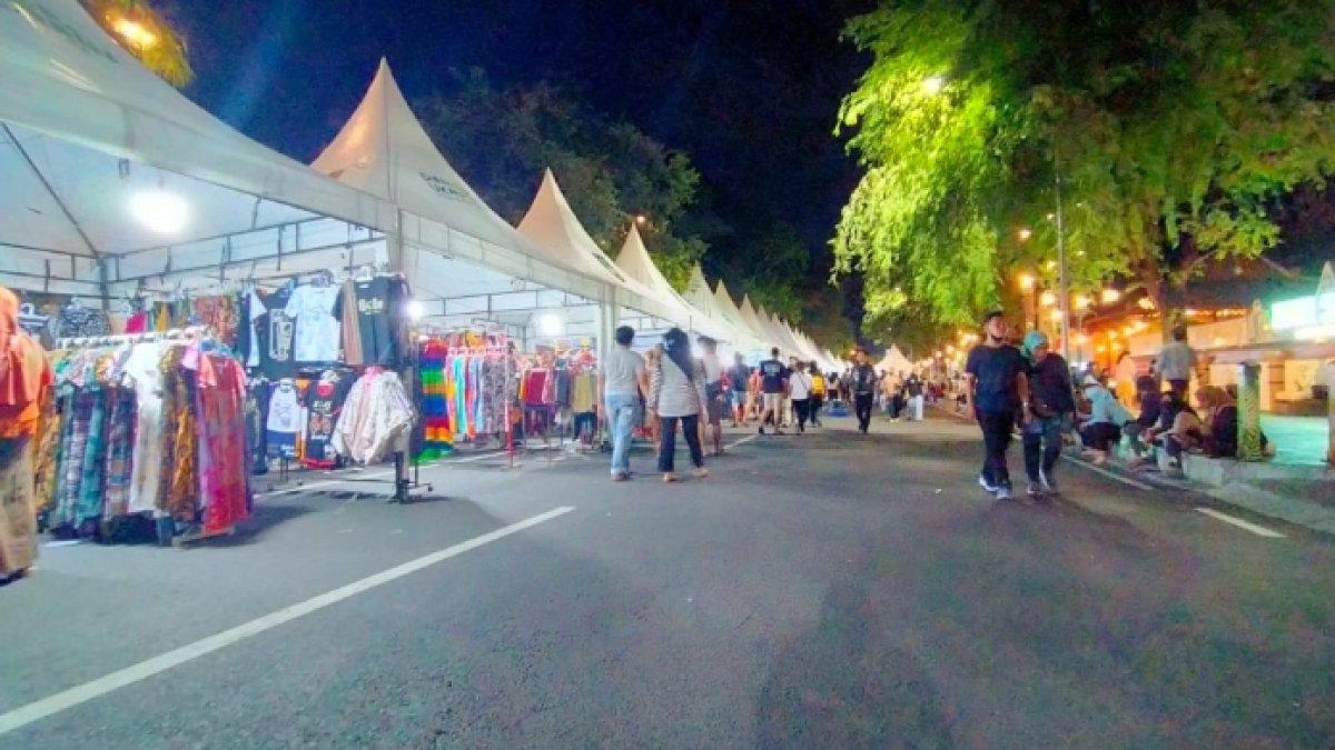 Pasar Ngarsopuro merupakan pasar malam yang ikonik di Solo yang menawarkan untuk menikmati budaya sekaligus.