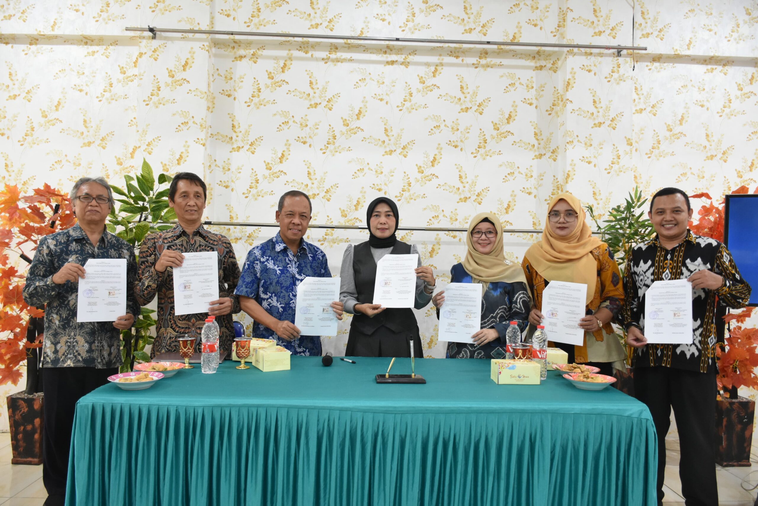 Dr Yoga Prihatin MPd selaku Dekan FKIP UPS dan Rombongan dari UNDIP menunjukan Dokumen Kerjasama