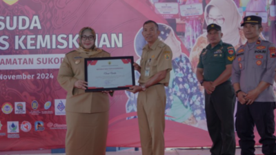 Bupati Sragen untuk memberikan Surat Keputusan (SK) dan Piagam Wisuda Desa Tumis kepada Kepala Desa Bendo Sams