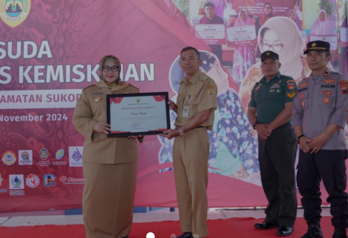 Bupati Sragen untuk memberikan Surat Keputusan (SK) dan Piagam Wisuda Desa Tumis kepada Kepala Desa Bendo Sams