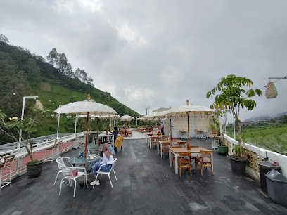 The Bridge Coffee merupakan tempat hits dengan suasana yang nyaman serta pemandangan alam yang asri.