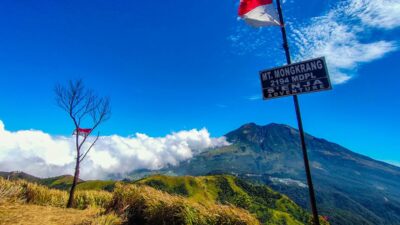 Bukit Mongkrang merupakan destinasi wisata dengan keindahan alam yang terletak di kaki gunung lawu.