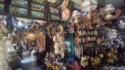 Pasar Triwindu Solo pemburu barang kuno di Surakarta.