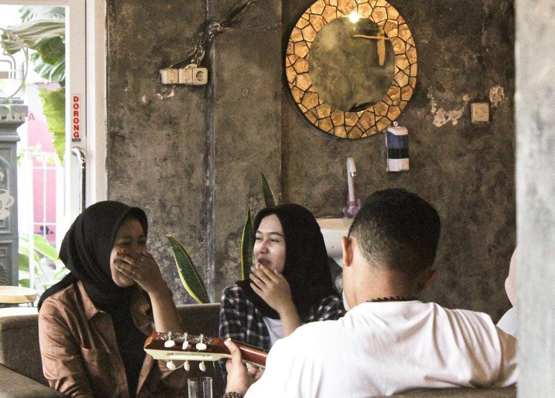 Nittie Coffee merupakan kafe kekinian yang menawarkan menu yang variatif dan letaknya sangat strategis.