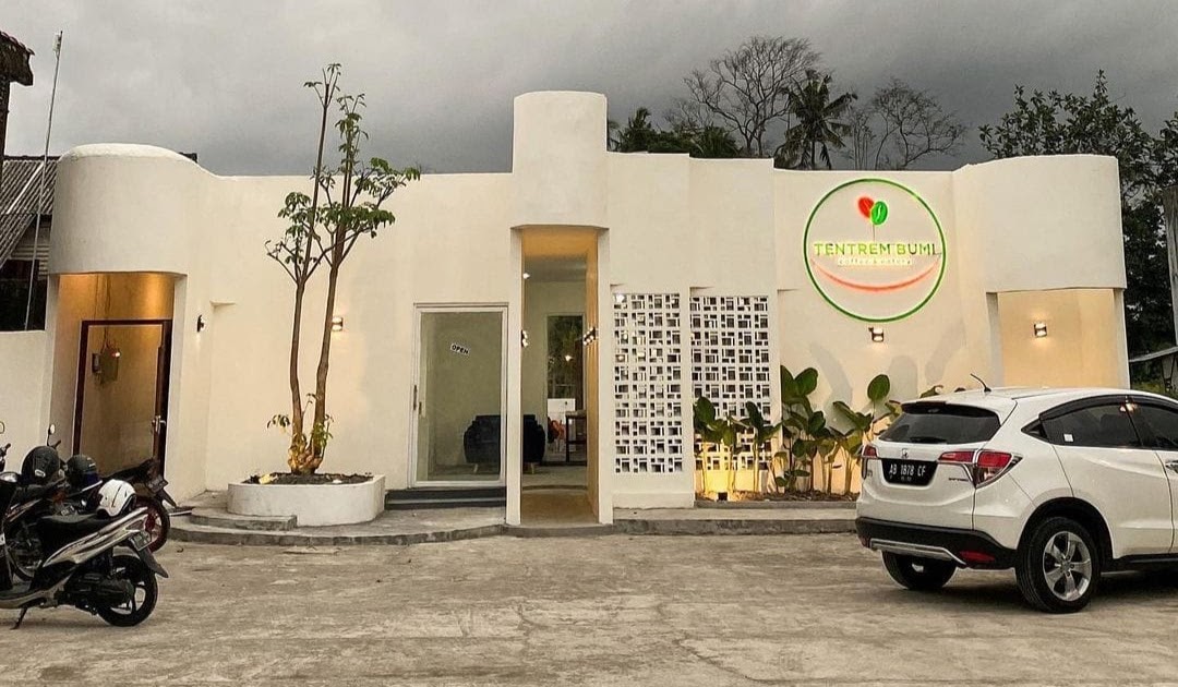 Cafe Tentrem Bumi menyuguhkan suasana asri dengan konsep alam yang menenangkan.