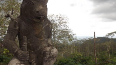 Terdapat patung andesit berbentuk sapi yang memiliki keajaiban