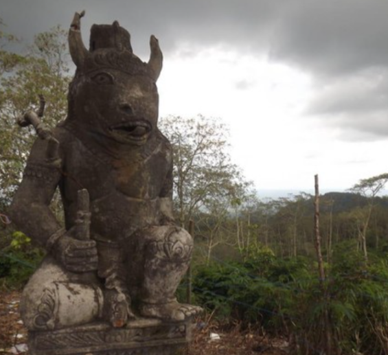 Terdapat patung andesit berbentuk sapi yang memiliki keajaiban