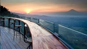 Enam Langit merupakan restoran mewah lanskap memukau.