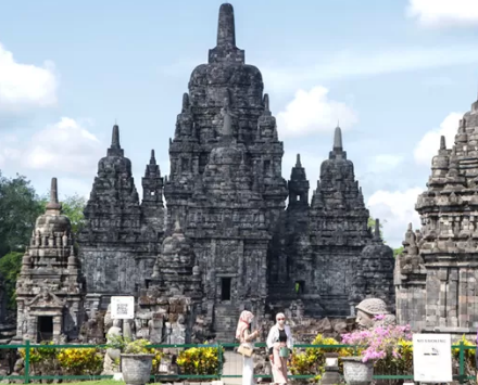 Candi yang memiliki cerita misterius di Indonesia salah satunya Candi Sewu Yogyakarta