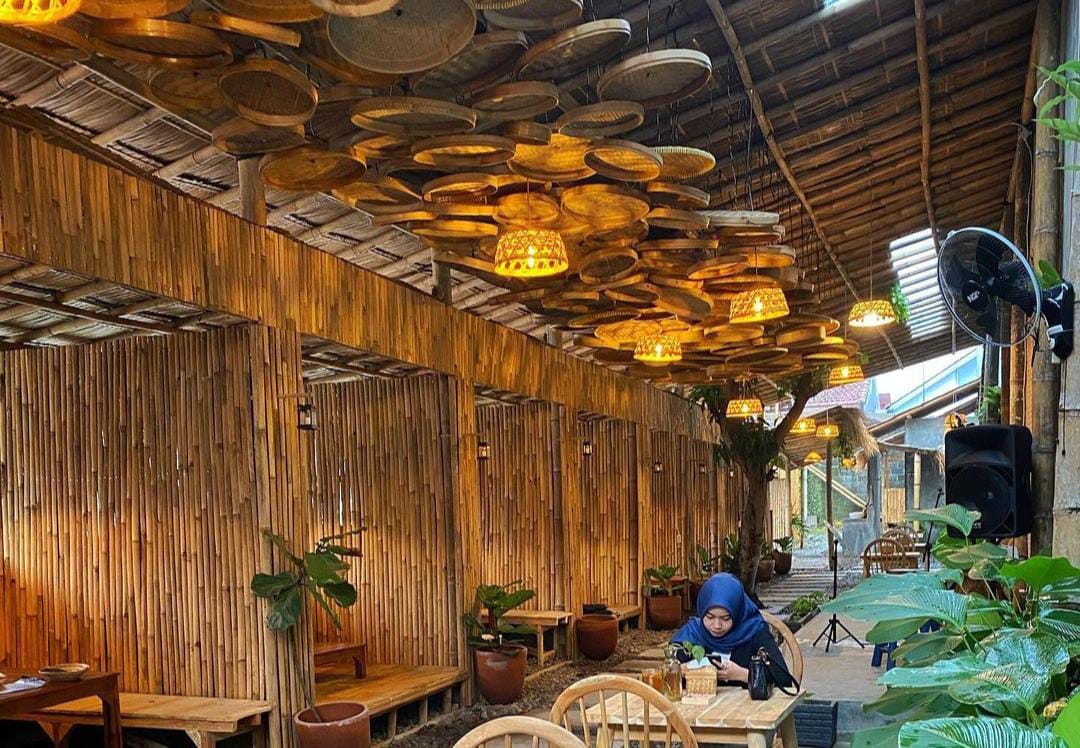Uma Bambu merupakan kuliner populer dengan konsep unik dan cocok untuk berkumpul bersama teman maupun keluarga