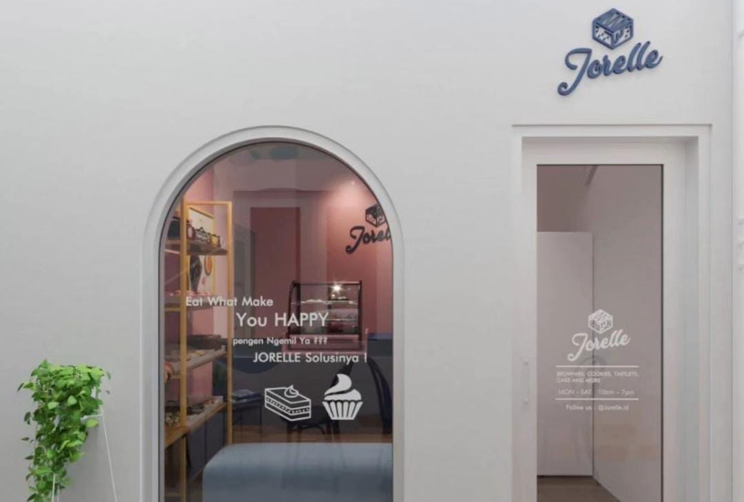 Jorelle Bake House sangat popular dengan browniesnya atau dessert yang nikmat.