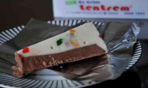 Es Krim Tentrem merupakan es krim jadul khas Solo yang menawarkan cira rasa tradisional.