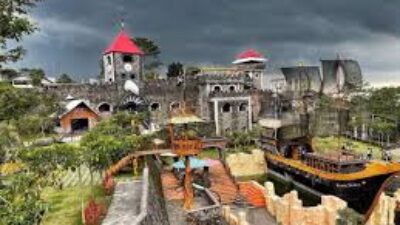 Wisata Negeri Dongeng The Lost World Castle Jogja.
