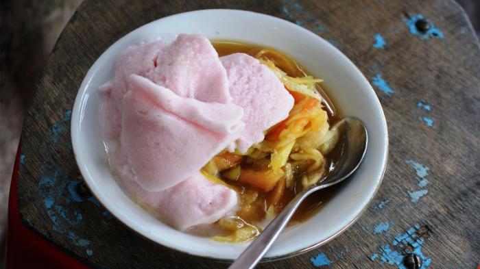 Rujak Es Krim menjadi kuliner yang menyegarkan lantaran kombinasi rasa pedas dan segarnya es krim.