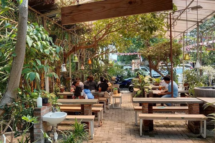 Bandar Makassar Garden Resto memiliki menu khas Sulawesi dengan konsep yang nyaman.